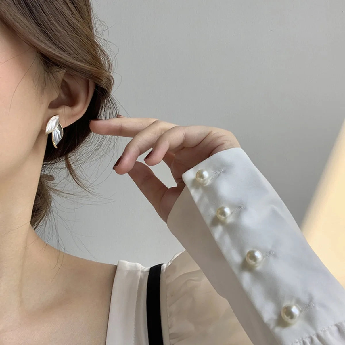 Simple Retro Blue White Leaf Earrings – Elegant Forest Style Women’s Studs